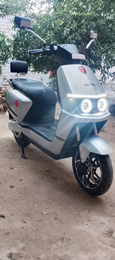 Metro M6 Empower Non Portable Lithium Electric Scooty Available 10/10.