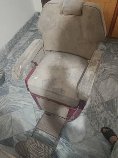 Saloon chair