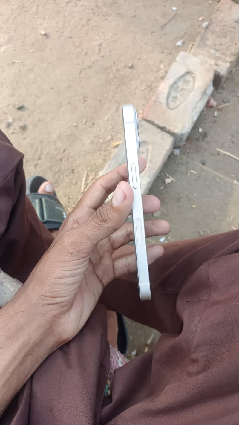Apple iPhone 13 2