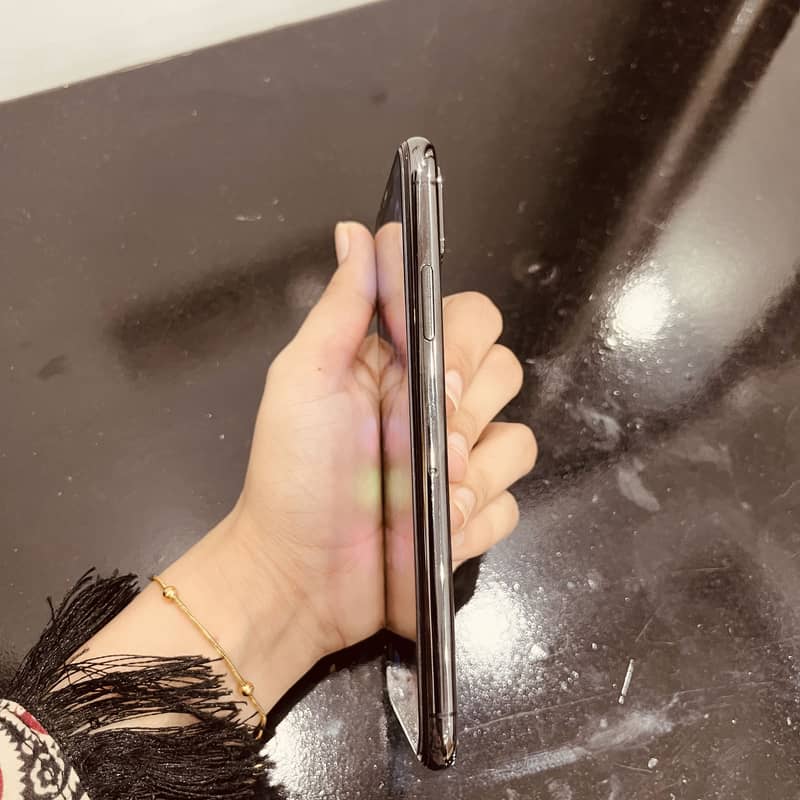 Apple iPhone XS 1