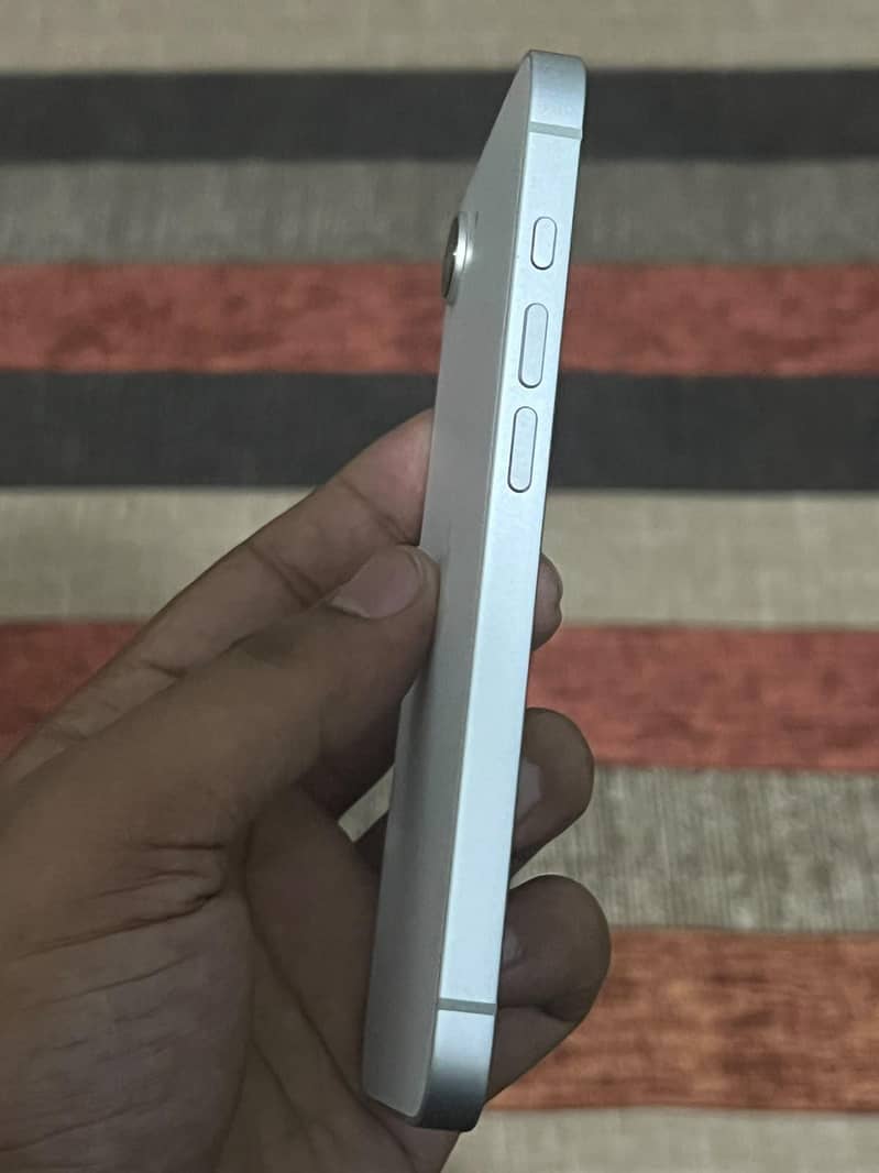 Apple iPhone 16e 1