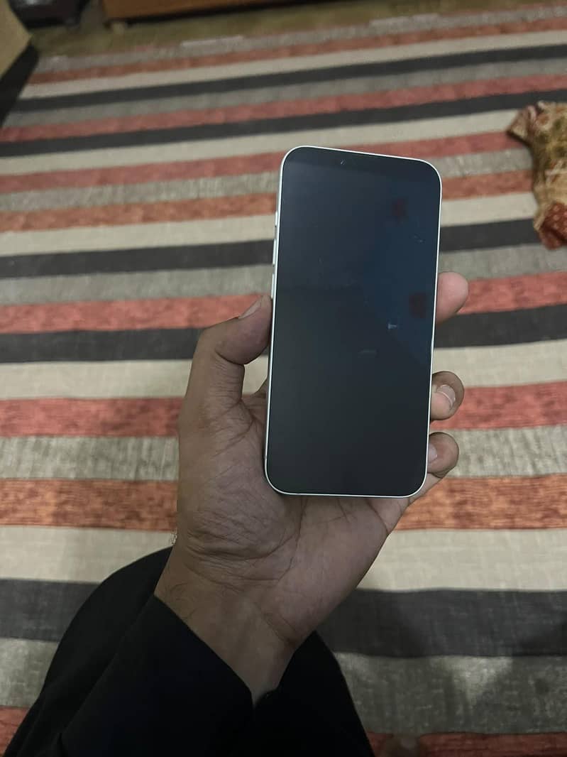 Apple iPhone 16e 2