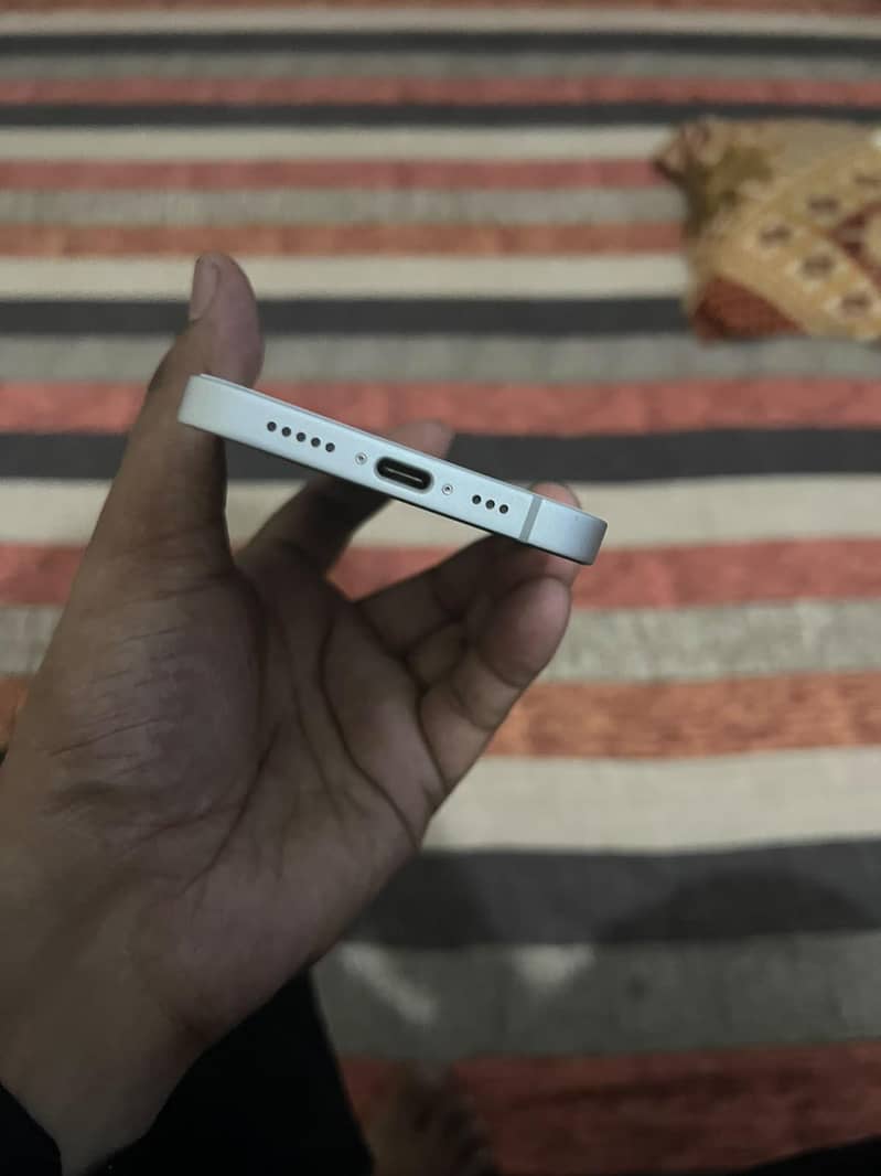 Apple iPhone 16e 3