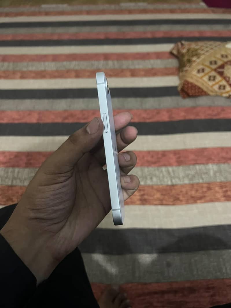 Apple iPhone 16e 4
