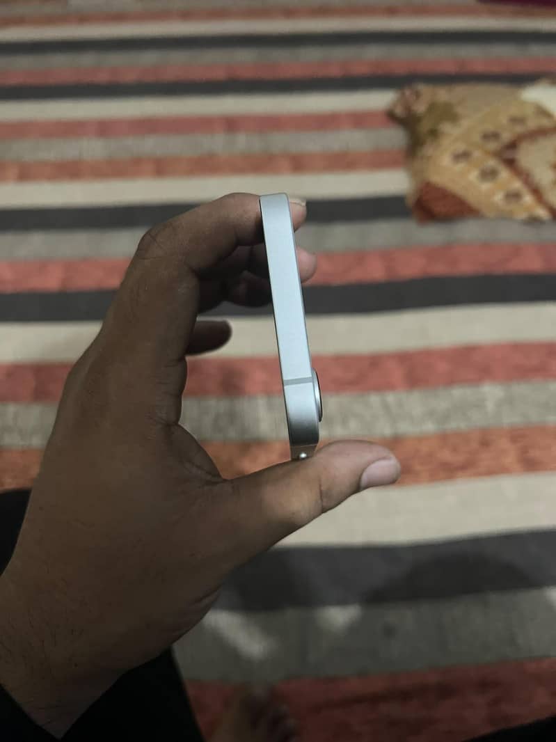 Apple iPhone 16e 5
