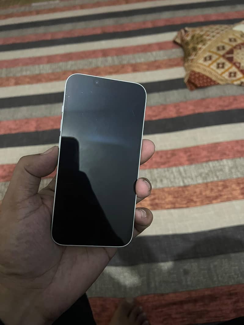 Apple iPhone 16e 7
