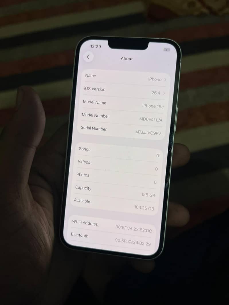 Apple iPhone 16e 8