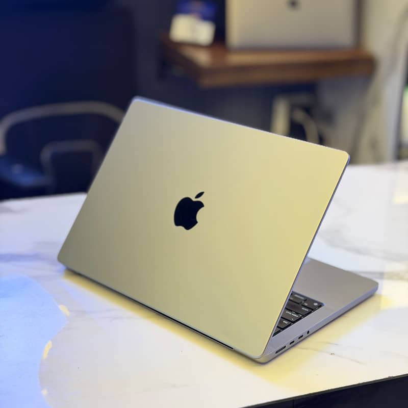 Macbook Pro M2 pro 16 core processor 14” 1