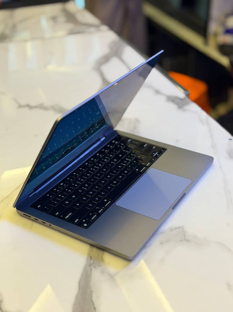 Macbook Pro M2 pro 16 core processor 14” 4