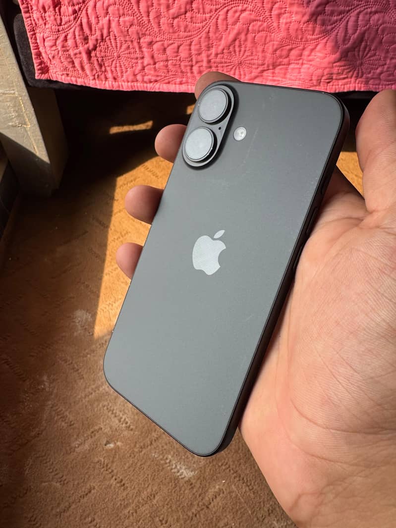 Apple iPhone 16 2