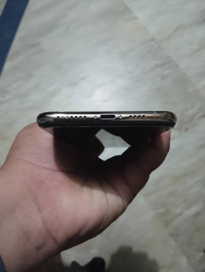 Apple iPhone XS Max 4