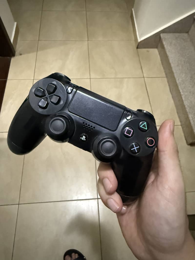 Ps 4 slim console 1