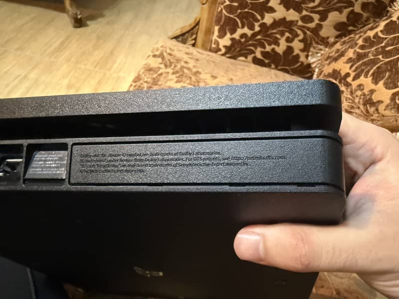 Ps 4 slim console 2