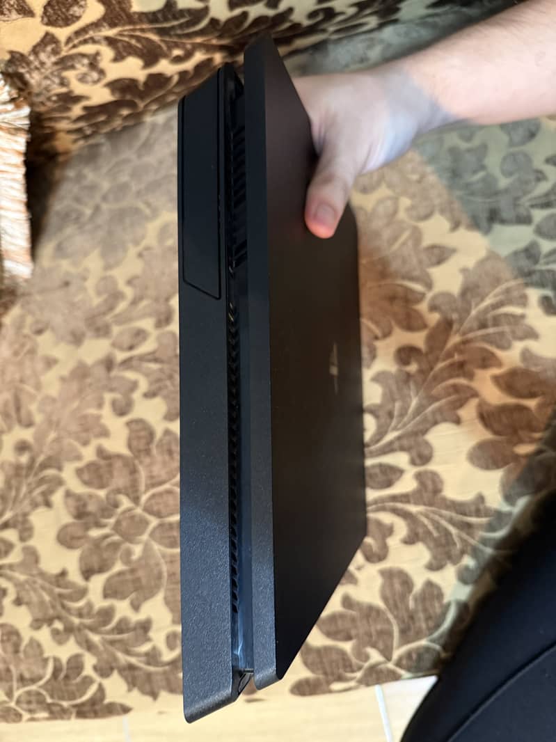 Ps 4 slim console 3