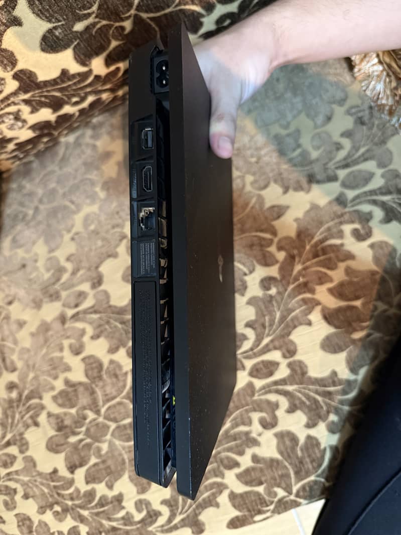 Ps 4 slim console 4