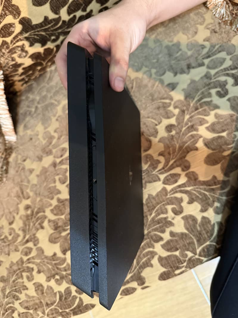 Ps 4 slim console 7
