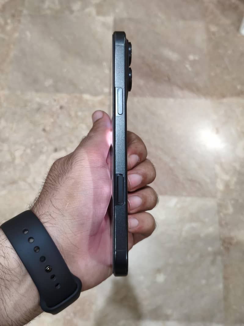 Apple iPhone 16 Pro Max 4