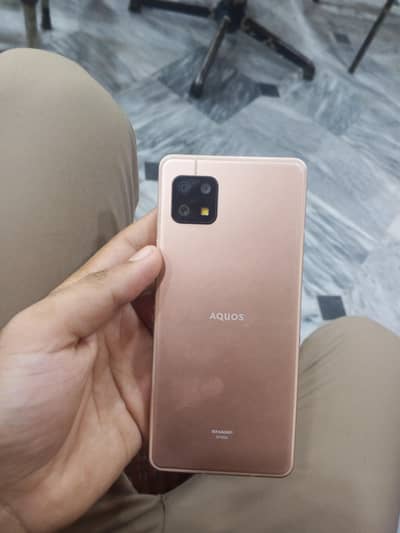 4  64 Aquos Sense6