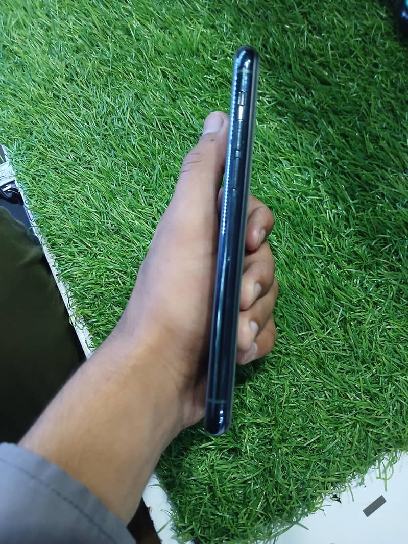 Apple iPhone 11 Pro 4