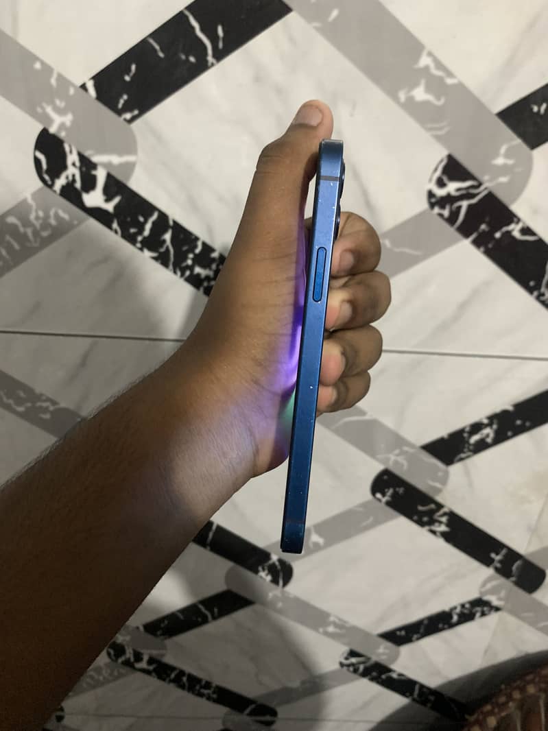 Apple iPhone 12 4