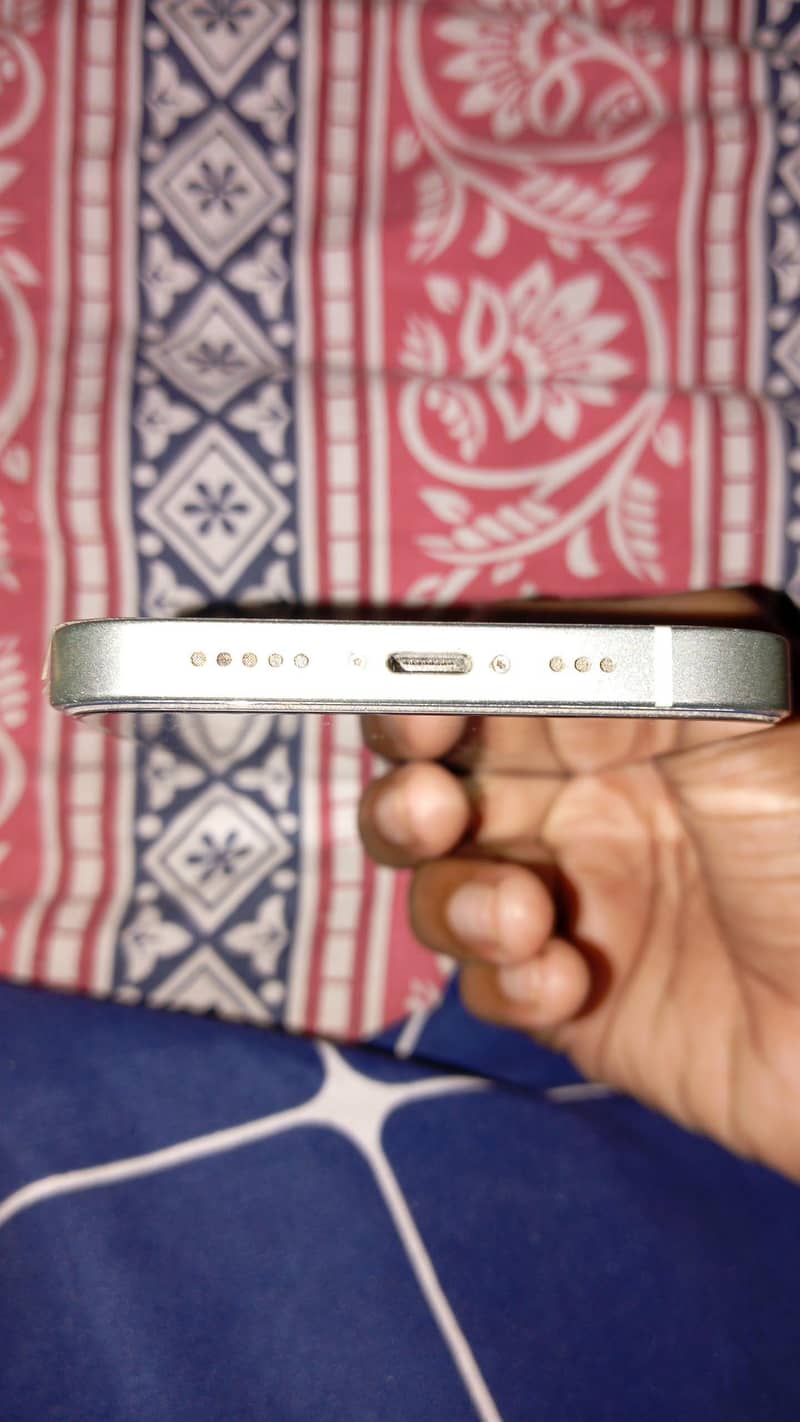 Apple iPhone 12 4