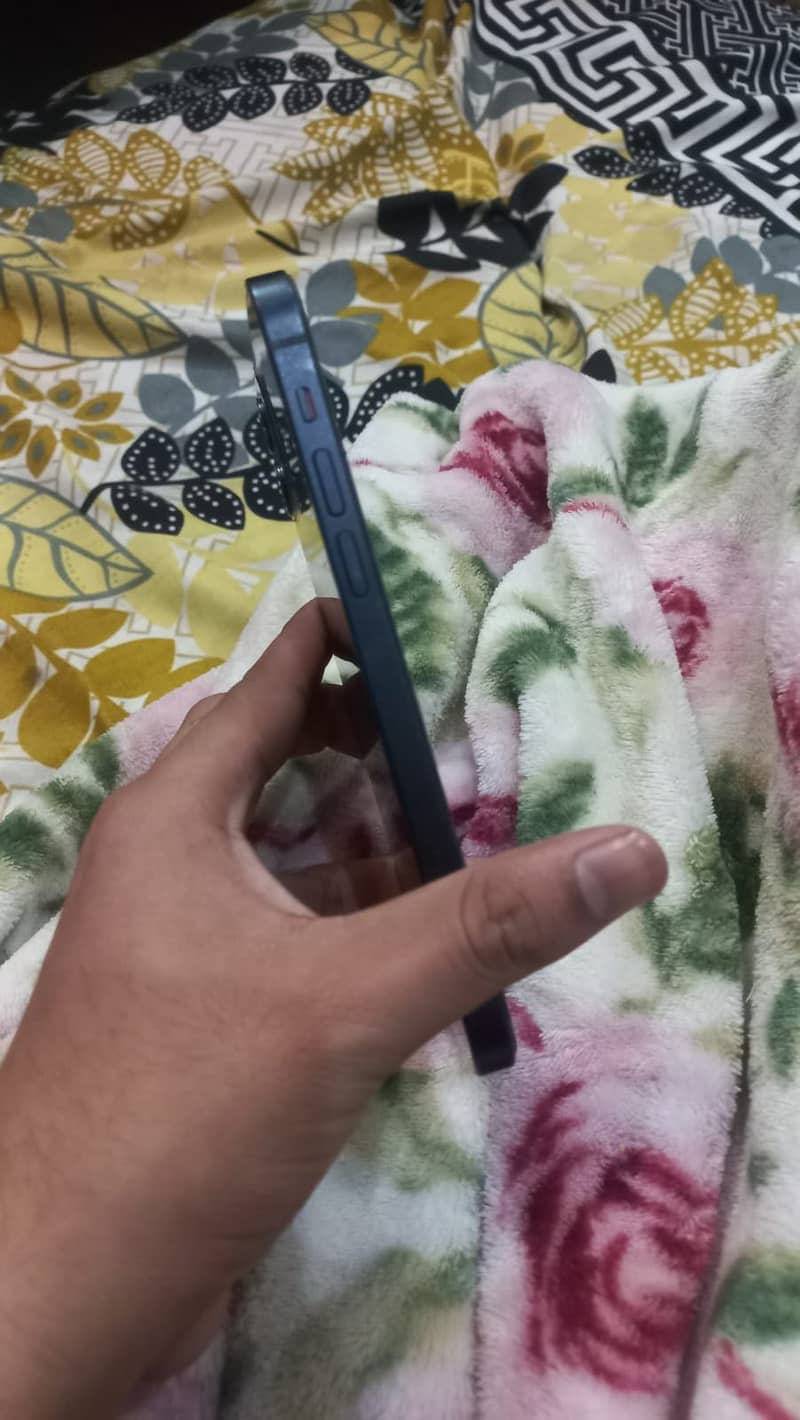 Apple iPhone 12 3