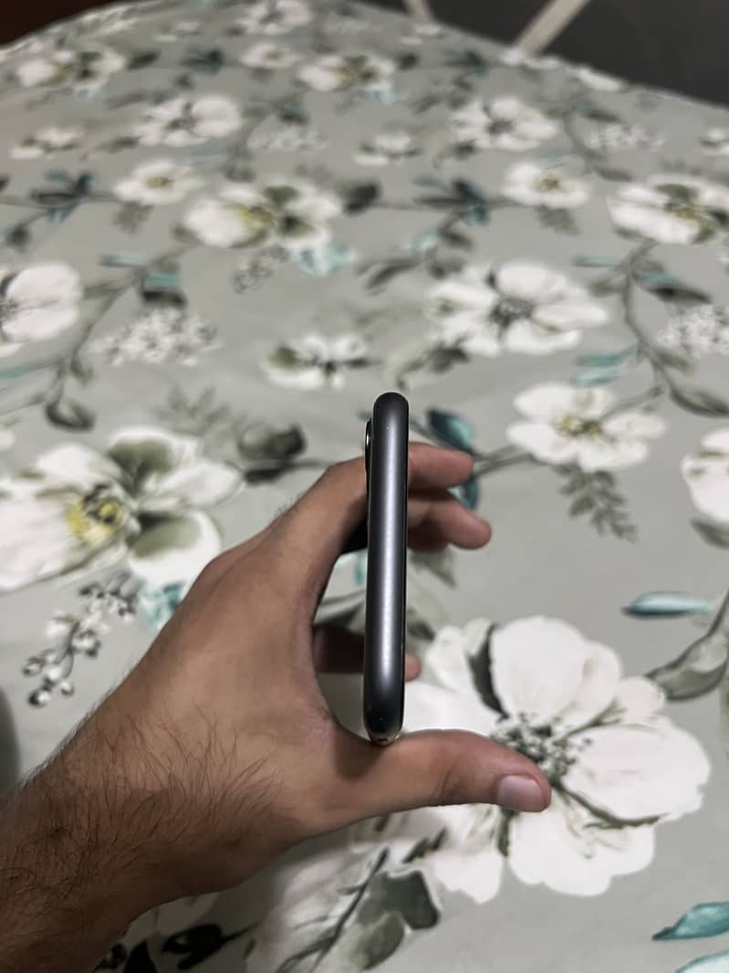 Apple iPhone 11 4