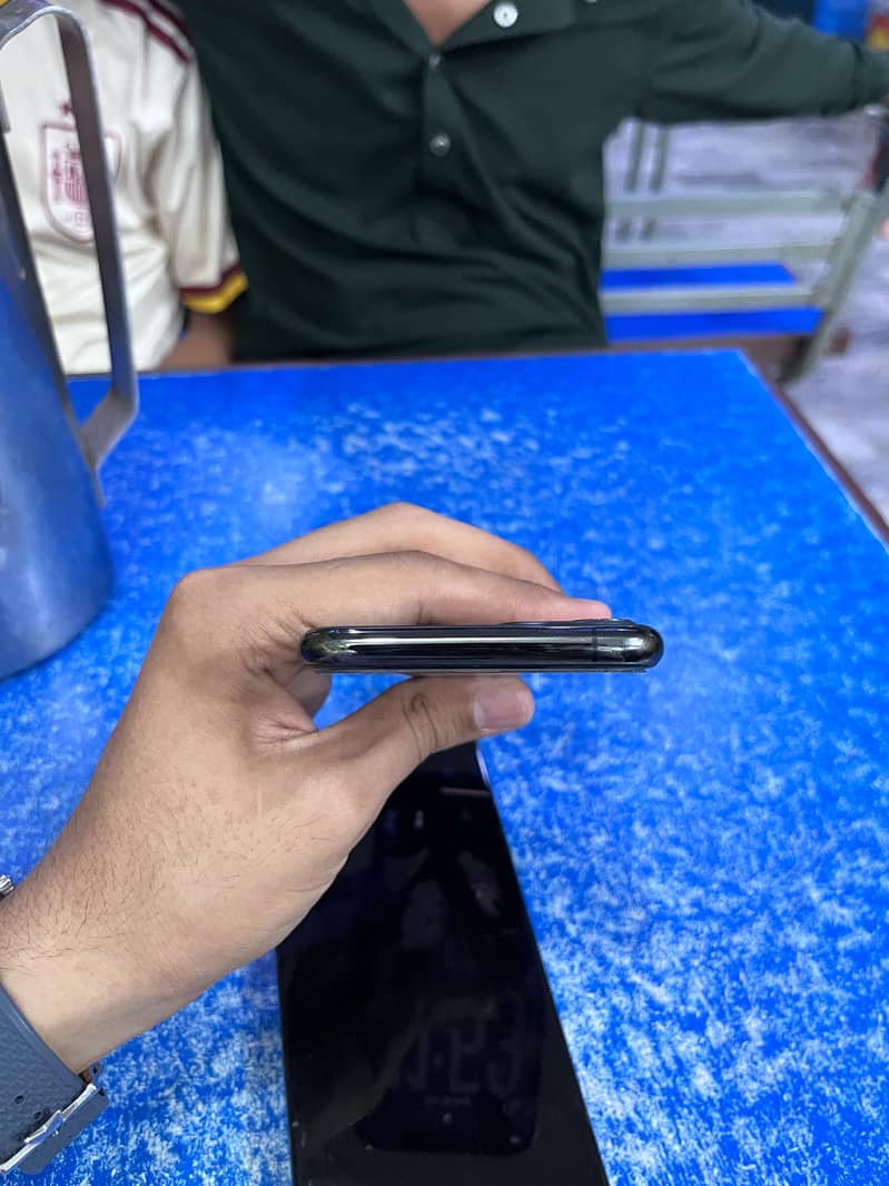 Apple iPhone 11 Pro 2