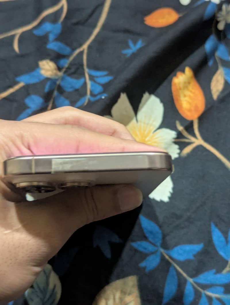 Apple iPhone 16 Pro Max 4