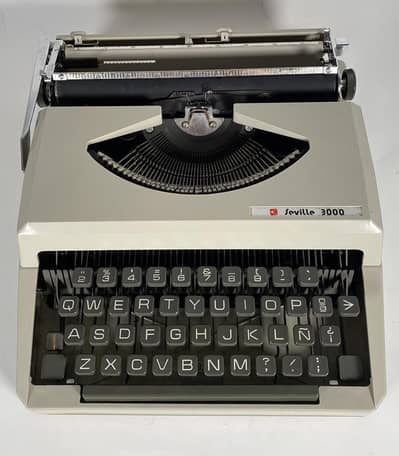 Japan Seville 3000 Typewriter with cover 0300-4331882