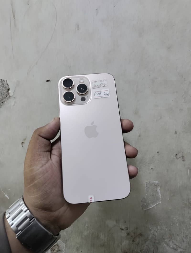 Apple iPhone 16 Pro Max 1