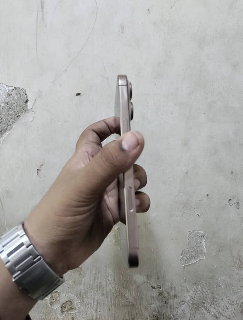 Apple iPhone 16 Pro Max 2
