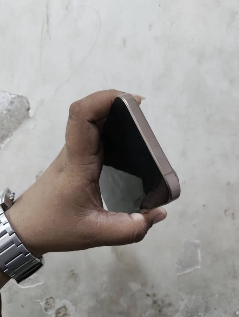 Apple iPhone 16 Pro Max 4