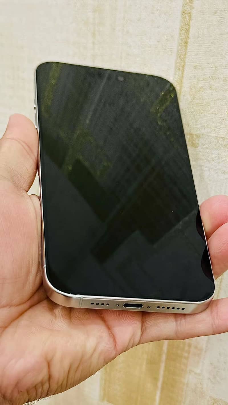 Apple iPhone 15 Pro Max 1