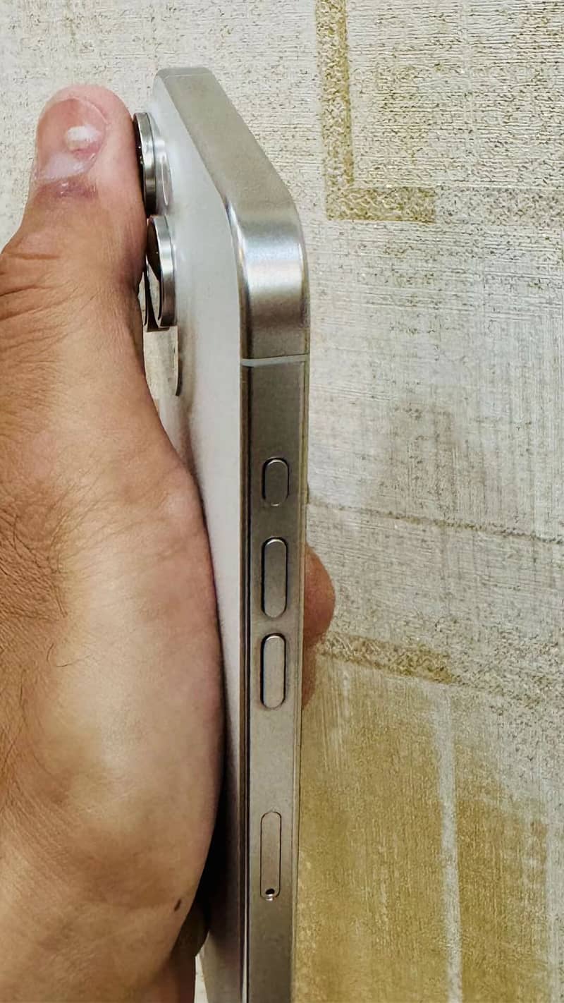 Apple iPhone 15 Pro Max 4