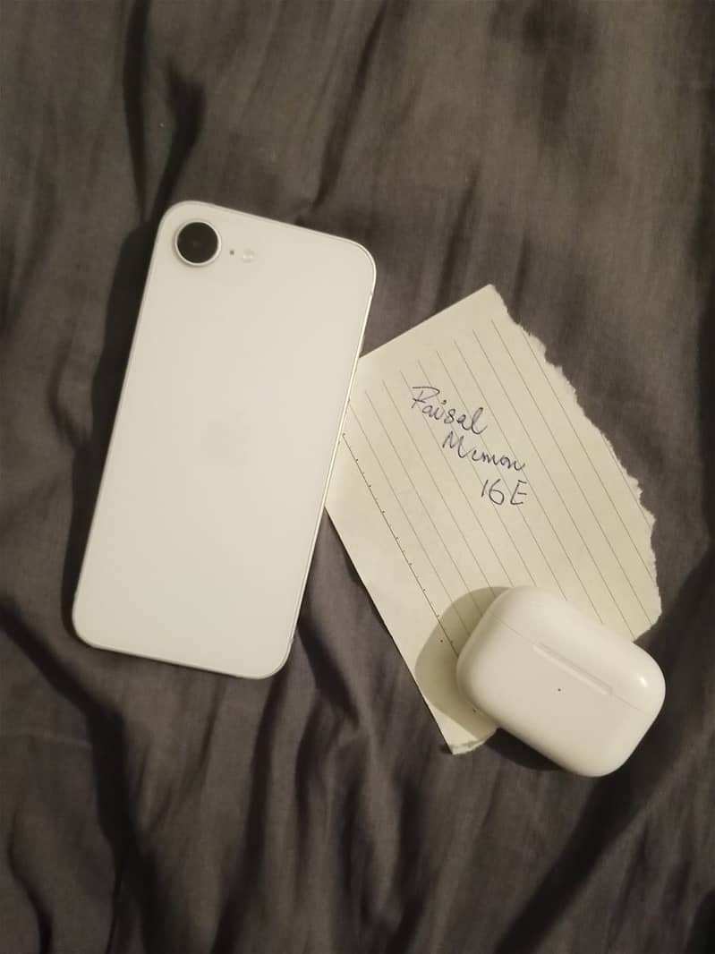 Apple iPhone 16e 0