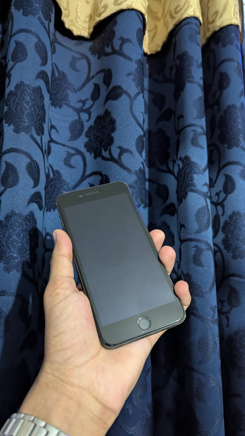 Apple iPhone 8 Plus 1