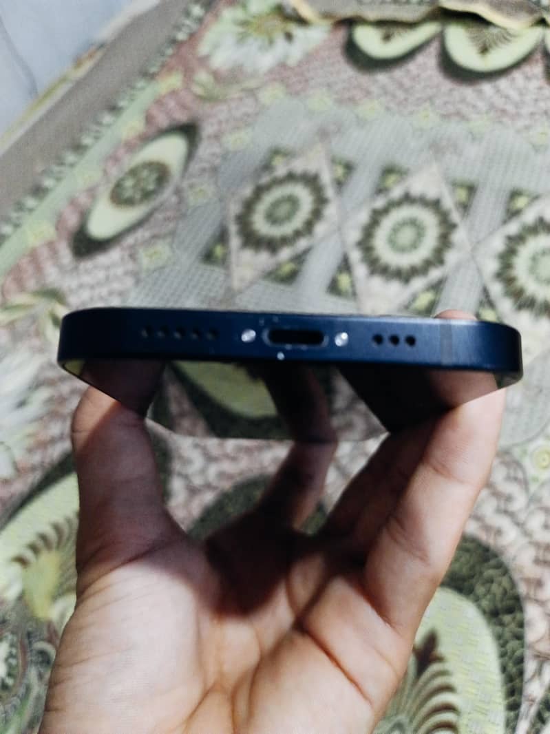 Apple iPhone 12 4