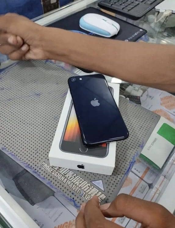 Apple iPhone SE 3 2