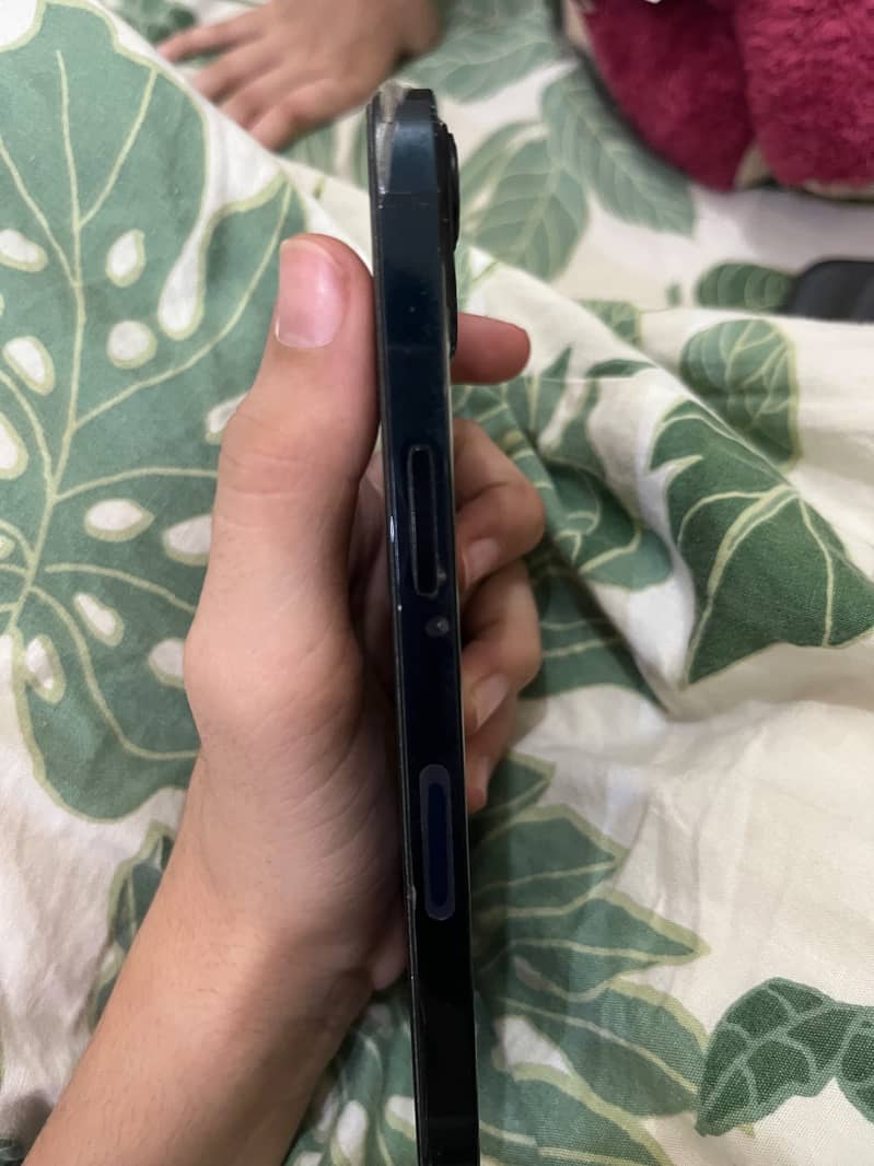 iPhone 13 4