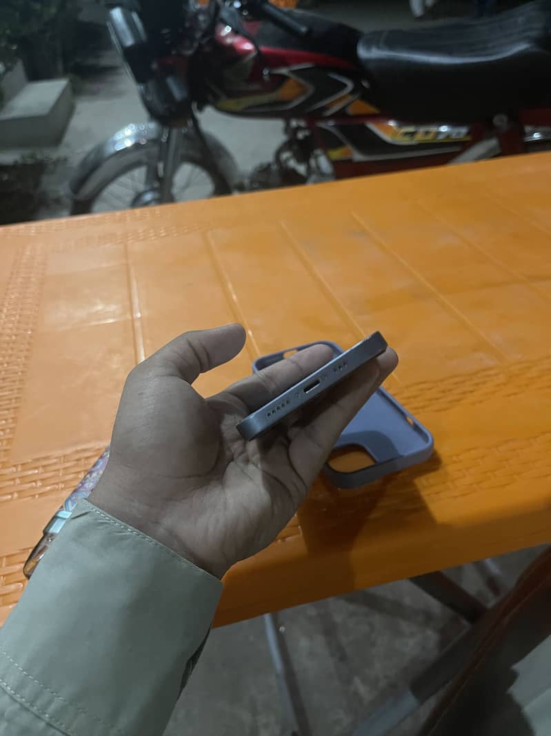 Apple iPhone 14 3