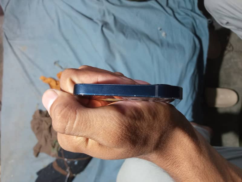 Apple iPhone 12 4