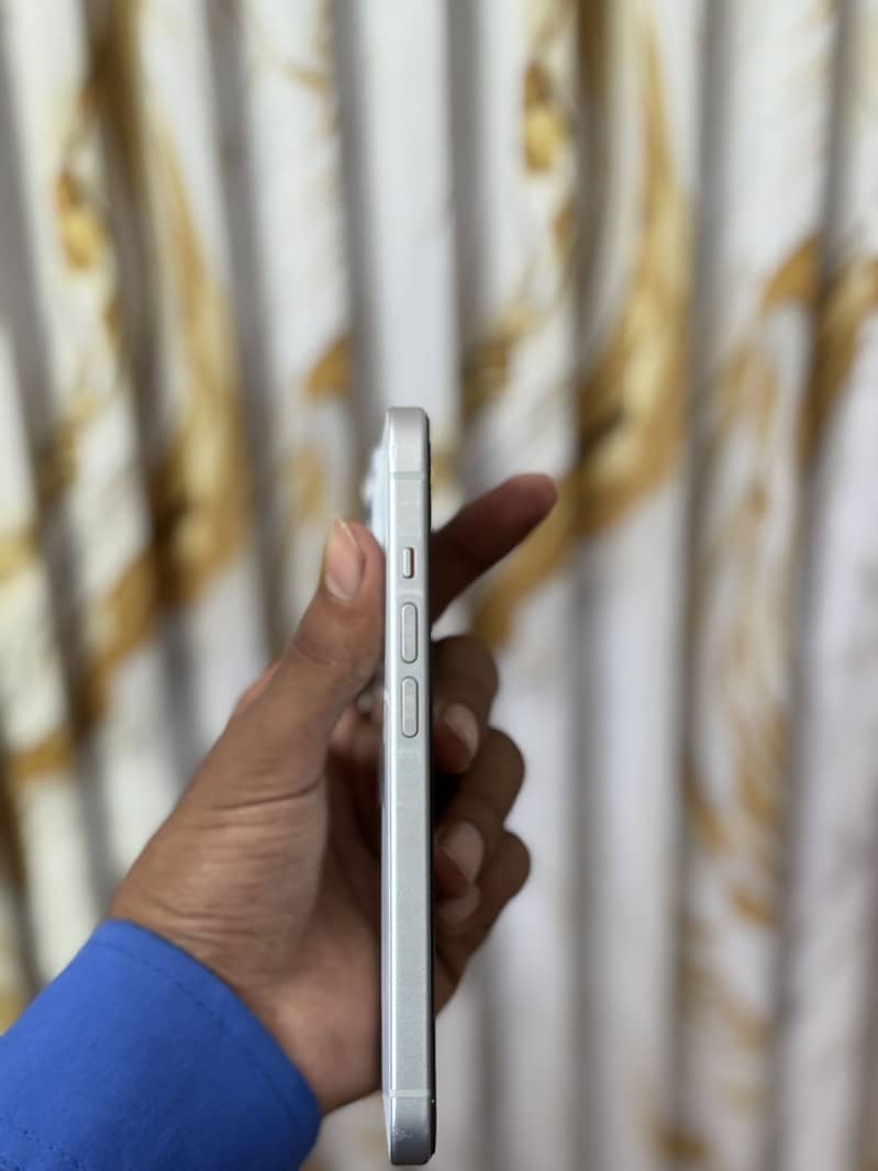 Apple iPhone 15 4