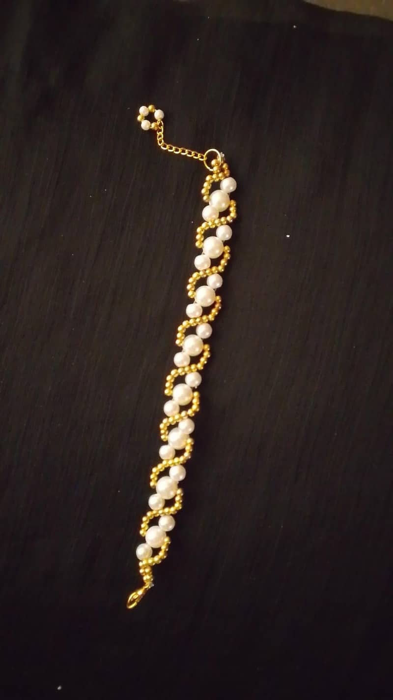 Bracelets 0