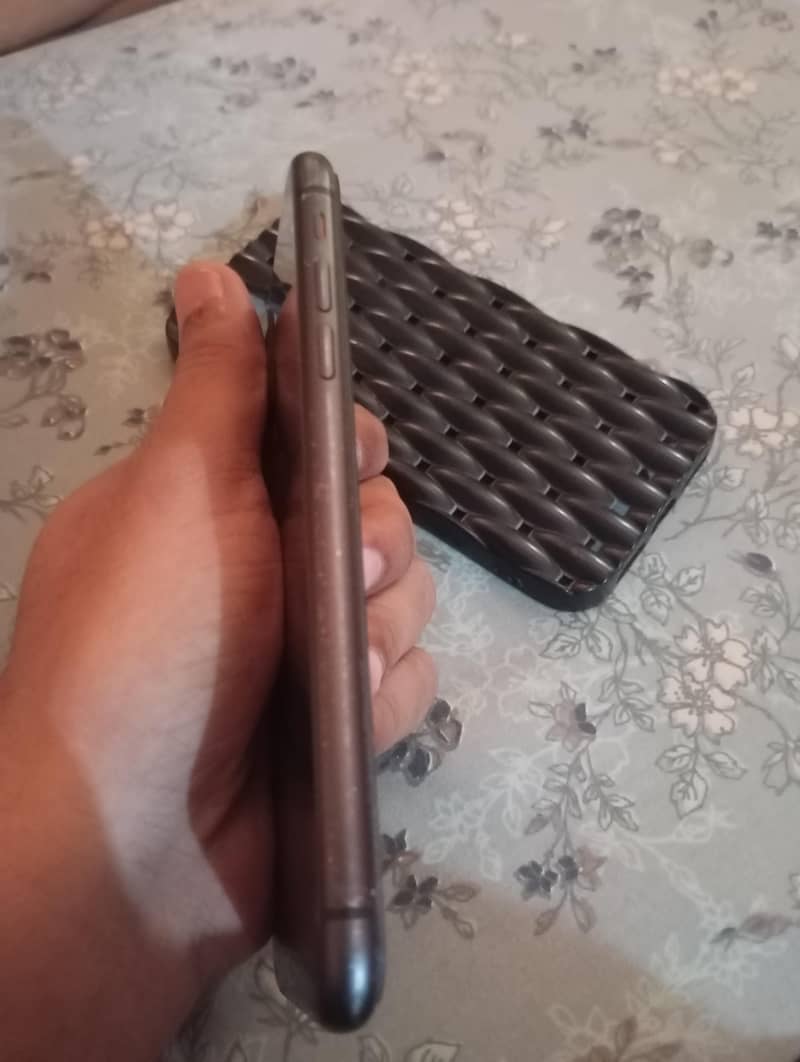 Apple iPhone 11 3