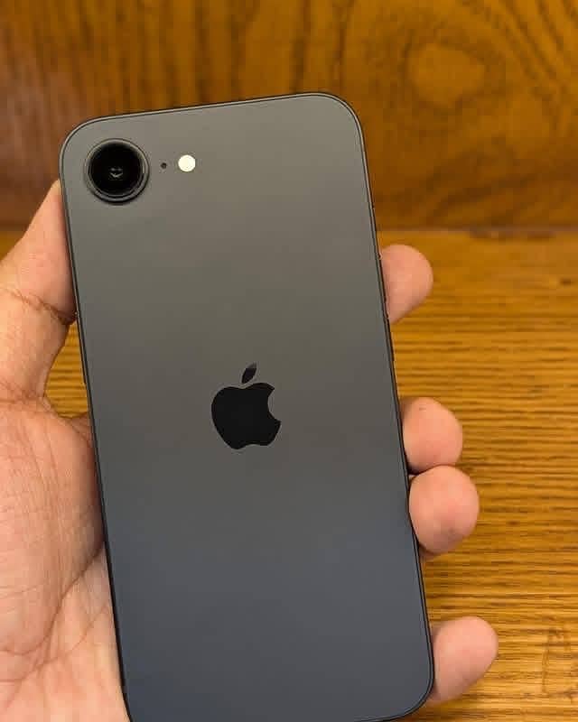 Apple iPhone 16e 1