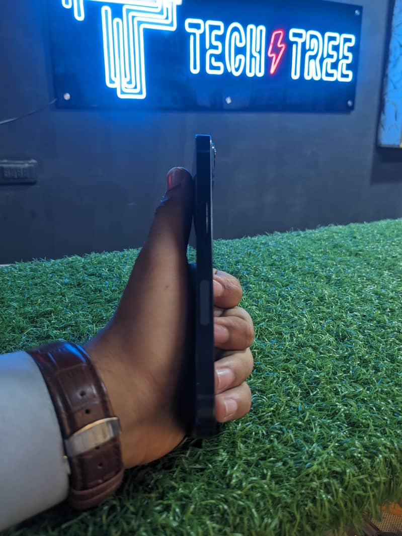 Apple iPhone 13 2