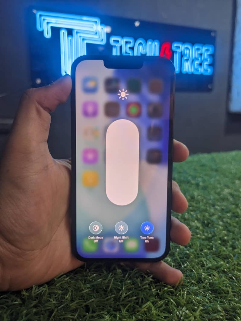 Apple iPhone 13 7