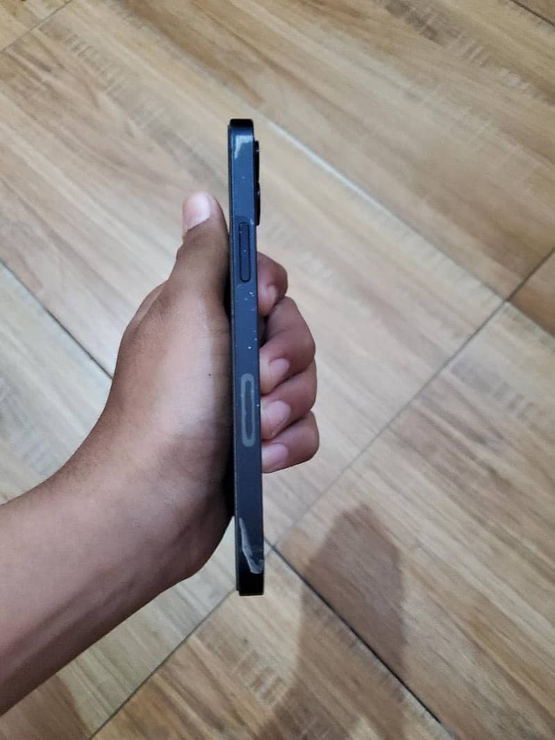 Apple iPhone 12 4