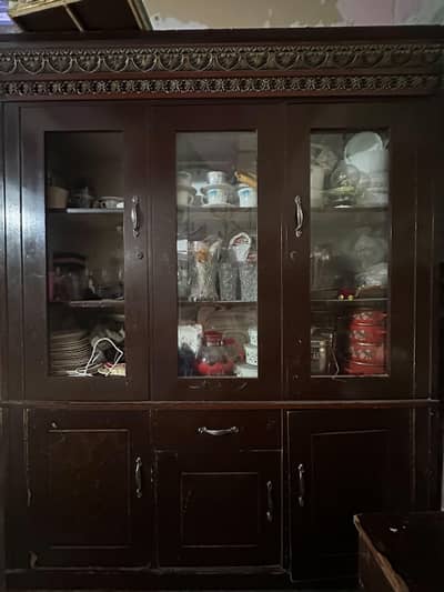 dressing tables  or showcase sale krny hai